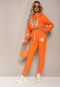 Renee - Pomarańczowe Spodnie Dresowe High Waist Ozdobione Nadrukiem przy Kieszeni Ascira. Stan: podwyższony. Kolor: pomarańczowy. Materiał: dresówka. Wzór: aplikacja, nadruk