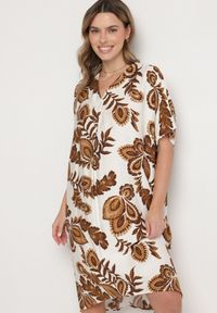 Born2be - Brązowa Sukienka z Lnem i Wiskozą Ozdobiona Cyrkoniami Sadelune. Okazja: na co dzień. Typ kołnierza: dekolt w serek. Kolor: brązowy. Materiał: wiskoza, len. Wzór: aplikacja. Styl: casual, elegancki, klasyczny #1