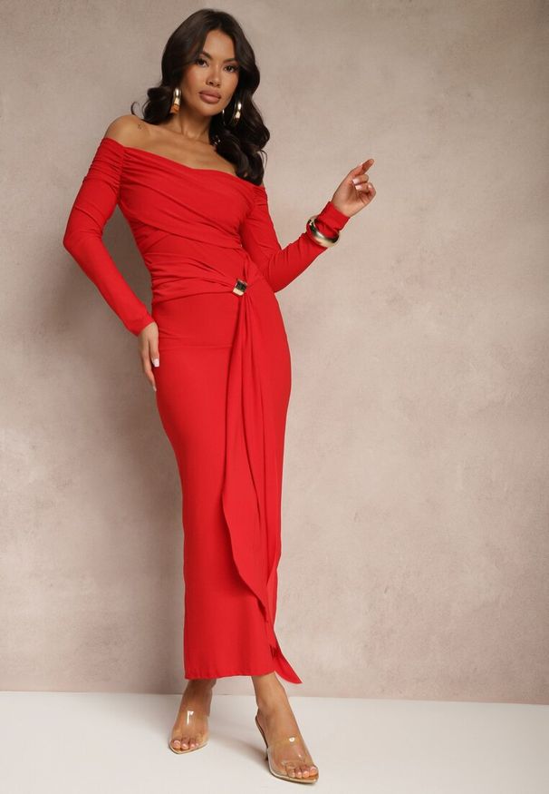 Renee - Czerwona Marszczona Sukienka o Dopasowanym Kroju z Trenem i Rozcięciem Aluilea. Okazja: na imprezę, na studniówkę, na co dzień. Kolor: czerwony. Długość rękawa: długi rękaw. Styl: casual, klasyczny, elegancki