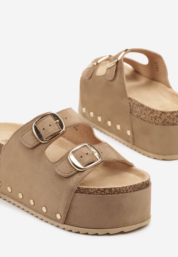 Born2be - Ciemnobeżowe Klapki na Grubej Podeszwie z Nitami Linsaria. Okazja: na co dzień. Kolor: beżowy. Wzór: aplikacja. Sezon: lato. Styl: elegancki, casual