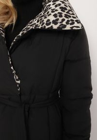 Born2be - Czarno-Beżowa Pikowana Kurtka o Długim Kroju z Kołnierzem w Panterkę i Wiązanym Paskiem Silfezi. Okazja: na co dzień. Kolor: czarny. Materiał: jeans. Długość rękawa: długi rękaw. Długość: długie. Wzór: motyw zwierzęcy. Styl: casual, elegancki #6