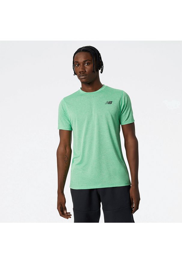 Koszulka New Balance MT11095GAH – zielona. Kolor: zielony. Materiał: poliester, materiał, bawełna. Długość rękawa: krótki rękaw. Długość: krótkie. Sport: fitness, bieganie