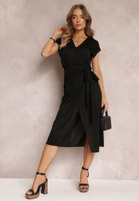 Renee - Czarna Kopertowa Sukienka Midi z Wiązaniem w Pasie Makaya. Kolor: czarny. Typ sukienki: kopertowe. Długość: midi #1