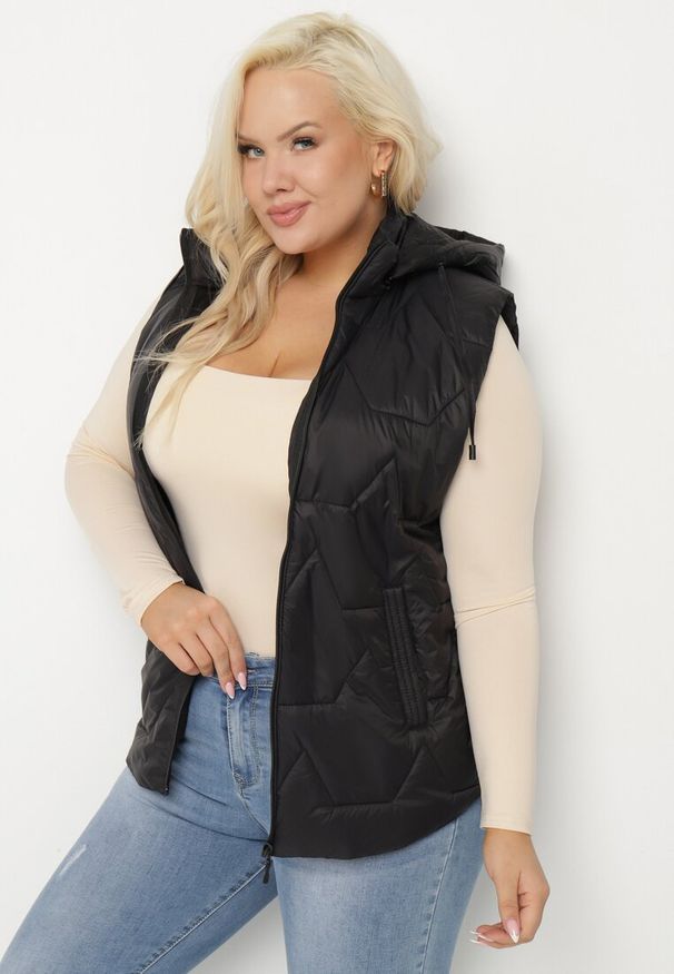 Born2be - Czarna Kamizelka z Pikowanymi Przeszyciami i Odpinanym Kapturem Delastris. Okazja: na spacer, na co dzień. Kolekcja: plus size. Kolor: czarny. Materiał: jeans. Styl: elegancki, casual
