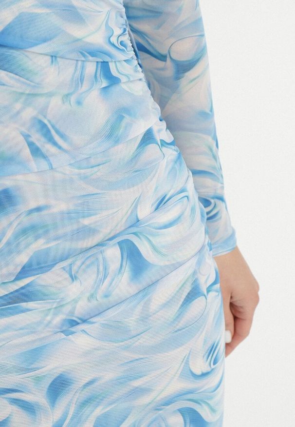 Born2be - Niebieska Dopasowana Sukienka z Siateczki z Wiskozą w Abstrakcyjny Wzór Sarilene. Okazja: na co dzień. Kolor: niebieski. Materiał: wiskoza. Długość rękawa: długi rękaw. Typ sukienki: dopasowane. Styl: klasyczny, casual, elegancki