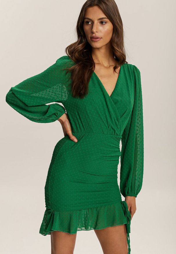 Renee - Zielona Sukienka Petite Ianbanise. Kolekcja: petite. Kolor: zielony. Materiał: tkanina. Długość rękawa: długi rękaw. Wzór: aplikacja. Typ sukienki: kopertowe. Styl: rockowy. Długość: mini