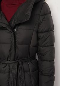 Born2be - Czarna Pikowana Kurtka o Długim Kroju z Paskiem i Futrzaną Wyściółką Fivlemi. Okazja: na co dzień. Kolor: czarny. Materiał: futro. Długość: długie. Sezon: zima. Styl: casual, elegancki #6