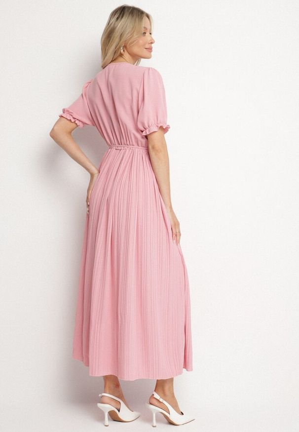 Born2be - Różowa Kopertowa Sukienka z Bawełną i Paskiem Ivellevia. Okazja: na co dzień. Typ kołnierza: dekolt w serek. Kolor: różowy. Materiał: bawełna. Długość rękawa: długi rękaw. Sezon: lato. Typ sukienki: kopertowe. Styl: casual, elegancki, klasyczny