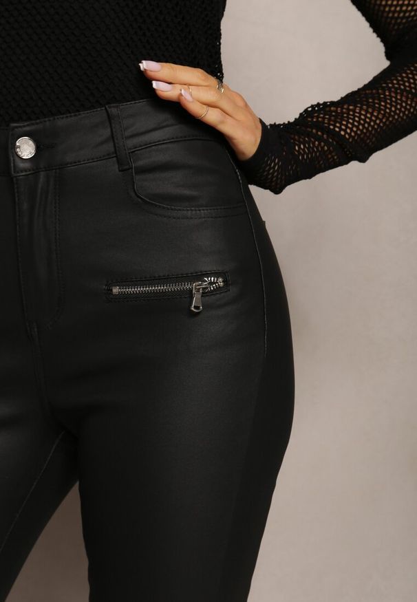 Renee - Czarne Spodnie Skinny z Imitacji Skóry Ozdobione Suwakami Finarindra. Kolor: czarny. Materiał: skóra. Wzór: aplikacja