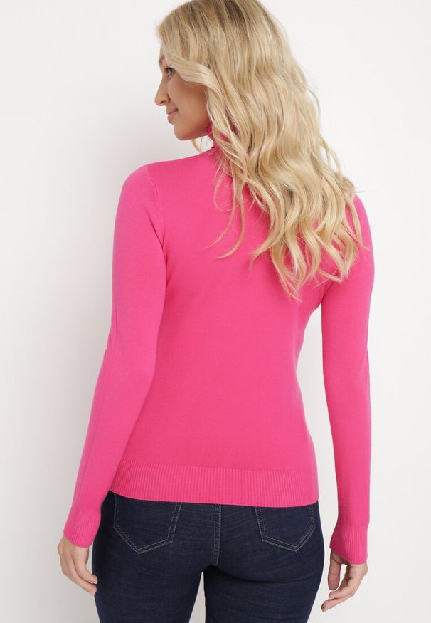 Born2be - Różowy Sweter Golf o Dopasowanym Fasonie Bewina. Typ kołnierza: golf. Kolor: różowy. Materiał: dzianina, tkanina. Długość rękawa: długi rękaw. Długość: długie. Wzór: aplikacja, gładki. Sezon: zima, jesień
