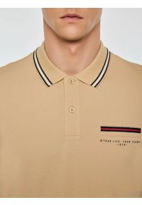 Big-Star - Koszulka męska polo z kontrastowym wykoŅczeniem beżowa Polos 801. Typ kołnierza: polo. Kolor: beżowy. Materiał: dzianina, skóra. Wzór: nadruk. Sezon: lato. Styl: elegancki #5