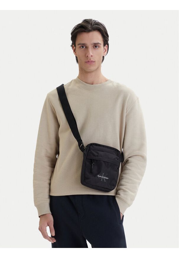 Calvin Klein Saszetka Bold Reporter LV04D3421G Czarny. Kolor: czarny. Materiał: materiał