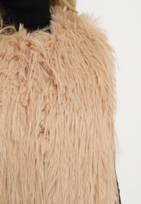 Born2be - Beżowa Kamizelka Futrzana ze Wsuwanymi Kieszeniami Venzira. Okazja: na co dzień. Kolor: beżowy. Materiał: futro. Wzór: aplikacja. Styl: casual, elegancki #3