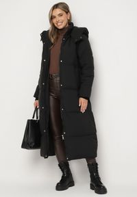 Born2be - Czarna Pikowana Kurtka o Długim Fasonie z Odpinanym Kapturem Daivera. Okazja: na spacer. Kolor: czarny. Materiał: dzianina. Długość: długie. Sezon: zima #5