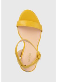 Guess sandały skórzane KALARE kolor żółty. Zapięcie: klamry. Kolor: żółty. Materiał: skóra. Wzór: gładki. Obcas: na obcasie. Wysokość obcasa: średni