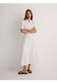 Reserved - Sukienka midi - biały. Kolor: biały. Materiał: bawełna, tkanina. Styl: klasyczny. Długość: midi