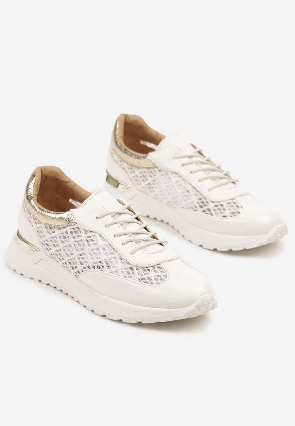 Born2be - Białe Ażurowe Sneakersy Ozdobione Metalicznymi Wstawkami Sdivane. Okazja: na co dzień. Kolor: biały. Materiał: jeans. Wzór: ażurowy, aplikacja. Obcas: na płaskiej podeszwie
