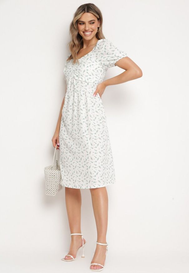 Born2be - Biało-Miętowa Sukienka w Kwiaty z Marszczonym Dekoltem i Gumką w Talii Empapia. Okazja: na co dzień, na randkę. Kolor: biały. Długość rękawa: krótki rękaw. Wzór: kwiaty. Sezon: wiosna, lato. Styl: klasyczny, casual