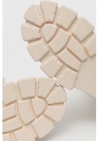 Truffle Collection Kozaki damskie kolor kremowy na platformie. Nosek buta: okrągły. Kolor: beżowy. Materiał: guma. Szerokość cholewki: normalna. Obcas: na platformie #3