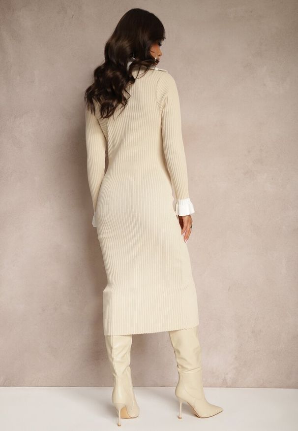 Renee - Beżowa Sukienka Sweterkowa Prążkowana z Wiskozą Guzikami Falbankami i Kołnierzykiem Rinneta. Typ kołnierza: kołnierz z falbankami. Kolor: beżowy. Materiał: wiskoza, prążkowany. Styl: klasyczny