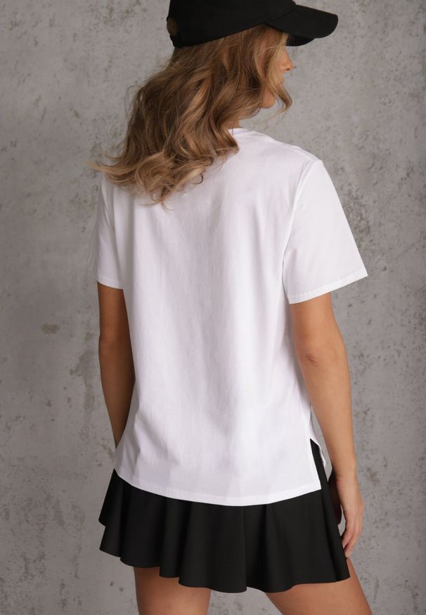 Renee - Biały Bawełniany T-shirt Ozdobiony po Bokach Rozcięciami Brinelle. Kolor: biały. Materiał: bawełna. Wzór: aplikacja. Sezon: lato. Styl: elegancki, sportowy