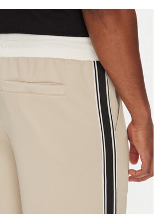 Guess Spodnie dresowe Z5YB14 KCRU2 Beżowy Regular Fit. Kolor: beżowy. Materiał: syntetyk