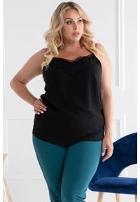 KARKO - Top z ozdobną koronką przy dekolcie ELMA czarna. Okazja: do pracy, na co dzień. Kolekcja: plus size. Kolor: czarny. Materiał: koronka. Długość rękawa: na ramiączkach. Wzór: koronka. Sezon: lato. Styl: elegancki, casual, klasyczny