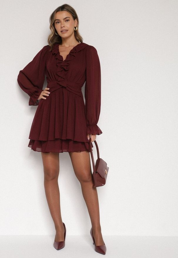 Born2be - Bordowa Rozkloszowana Sukienka z Falbankami i Siateczkowymi Rękawami Zennisa. Okazja: do pracy, na spotkanie biznesowe, na imprezę. Typ kołnierza: kołnierz z falbankami. Kolor: czerwony. Materiał: poliester. Typ sukienki: rozkloszowane. Styl: biznesowy, klasyczny