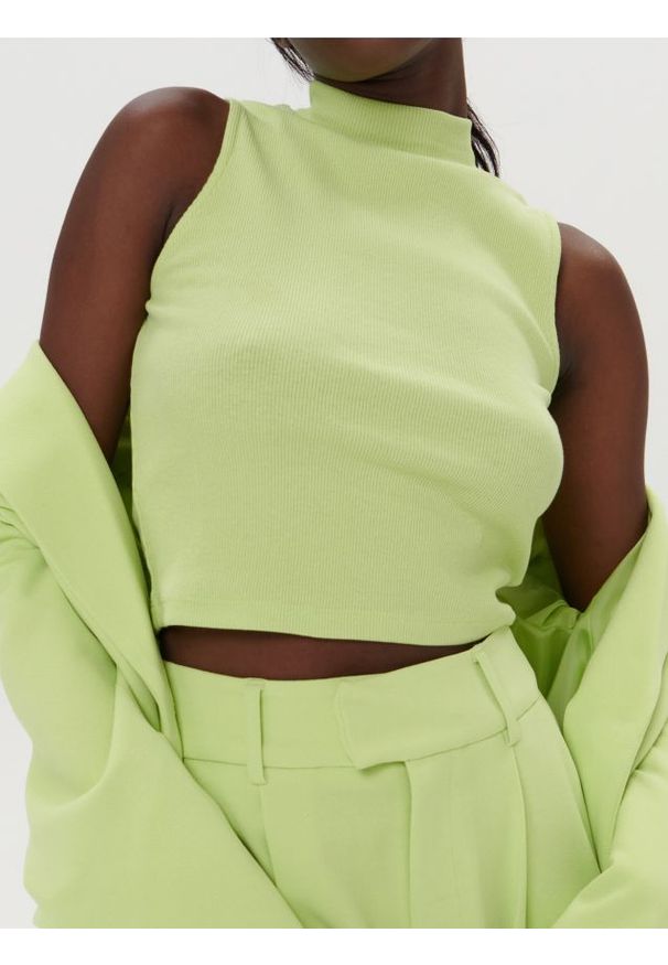 Sinsay - Prążkowany crop top bez rękawów ze stójką - zielony. Typ kołnierza: kołnierzyk stójkowy. Kolor: zielony. Materiał: prążkowany. Długość rękawa: bez rękawów