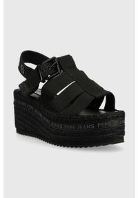 Pepe Jeans sandały WITNEY damskie kolor czarny na koturnie PLS90577. Zapięcie: klamry. Kolor: czarny. Materiał: materiał, guma. Wzór: gładki. Obcas: na koturnie #5