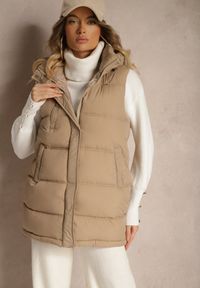 Renee - Ciemnobeżowa Pikowana Kamizelka z Kapturem i Ozdobnym Suwakiem Tomtalisa. Okazja: na co dzień. Typ kołnierza: kaptur. Kolor: beżowy. Materiał: jeans. Styl: casual