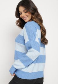 Born2be - Niebieski Sweter w Pasy z Wełną Zakończony Ściągaczem Tiaelle. Okazja: na co dzień, na spotkanie biznesowe. Kolor: niebieski. Materiał: wełna. Styl: biznesowy, klasyczny, casual #7