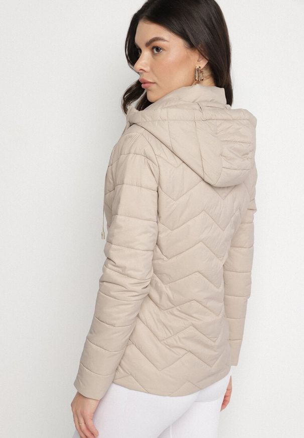 Born2be - Ciemnobeżowa Kurtka z Odpinanym Kapturem Pikowana Ariobia. Kolor: beżowy