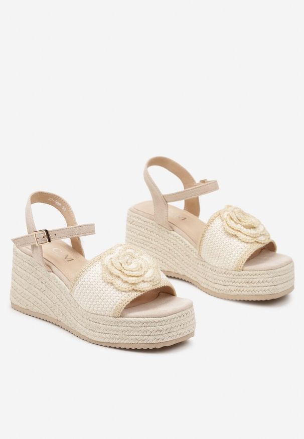 Born2be - Beżowe Sandały na Koturnie z Plecionką i Kwiatem 3D Falavina. Kolor: beżowy. Materiał: jeans. Wzór: kwiaty. Sezon: lato. Obcas: na koturnie. Styl: elegancki
