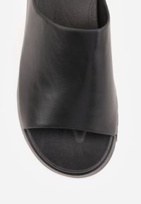 Renee - Czarne Klapki w Stylu Chunky na Platformie z Szerokim Paskiem Banoria. Okazja: na co dzień. Kolor: czarny. Materiał: jeans. Sezon: lato. Obcas: na platformie. Styl: street, casual #4