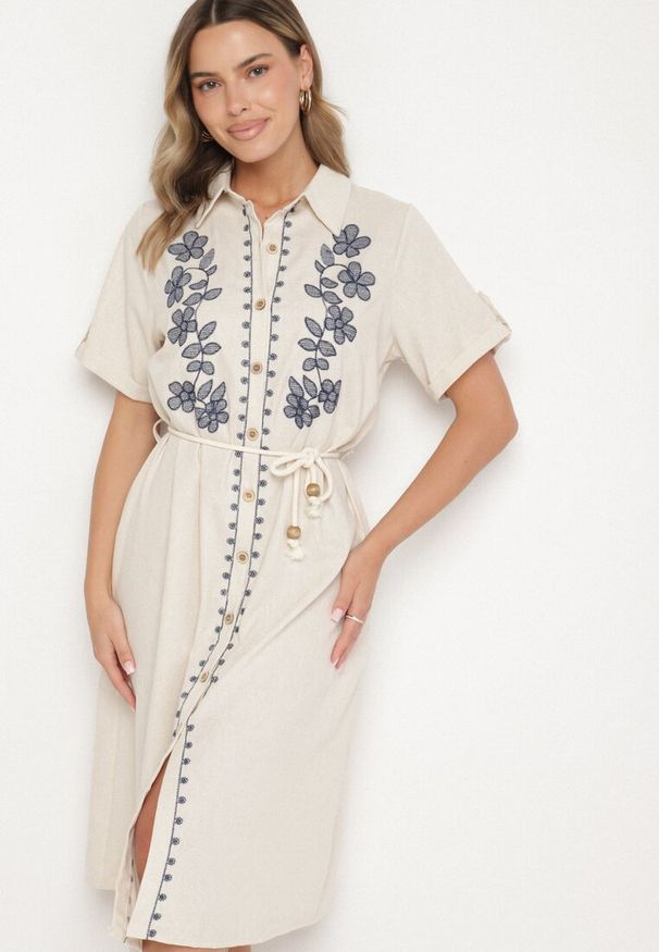 Born2be - Beżowa Bawełniana Sukienka o Koszulowym Kroju Zdobiona Haftem Savidelle. Okazja: na spacer, na co dzień. Kolor: beżowy. Materiał: bawełna. Długość rękawa: krótki rękaw. Wzór: haft, aplikacja. Typ sukienki: koszulowe. Styl: casual, elegancki. Długość: midi