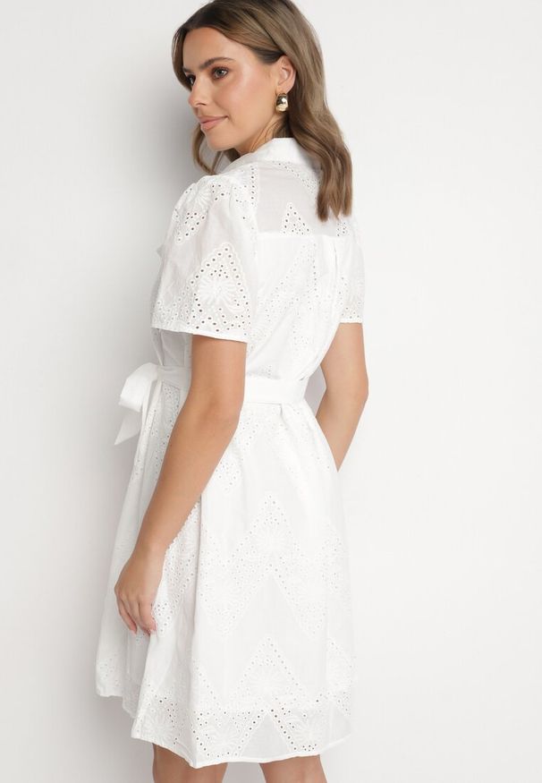 Born2be - Biała Haftowana Sukienka z Bawełny z Paskiem Elearotea. Okazja: na co dzień. Kolor: biały. Materiał: bawełna. Długość rękawa: krótki rękaw. Wzór: haft. Typ sukienki: koszulowe. Styl: casual