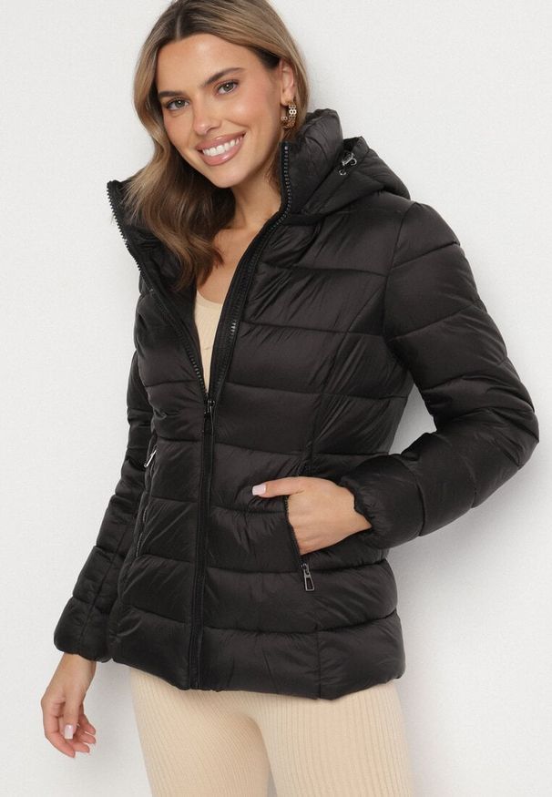 Born2be - Czarna Pikowana Kurtka z Odpinanym Kapturem Laolani. Okazja: na spacer, na co dzień. Kolor: czarny. Materiał: tkanina, jeans. Styl: casual, klasyczny
