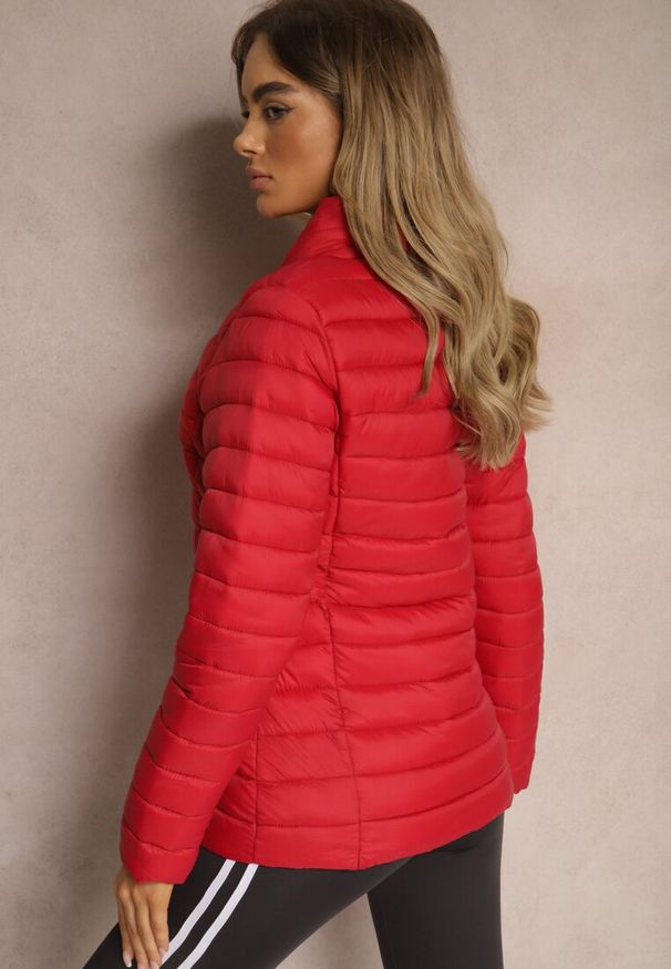 Renee - Czerwona Kurtka Ozdobiona Pikowaniem i Kieszeniami na Suwak Mivuria. Okazja: na co dzień. Kolor: czerwony. Materiał: jeans. Wzór: aplikacja. Styl: casual, elegancki