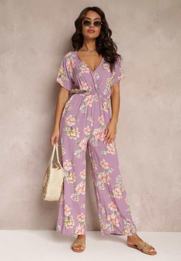 Renee - Różowy Kopertowy Kombinezon w Kwiaty z Gumką w Talii Jazila. Kolor: różowy. Materiał: tkanina. Długość rękawa: krótki rękaw. Długość: krótkie. Wzór: kwiaty