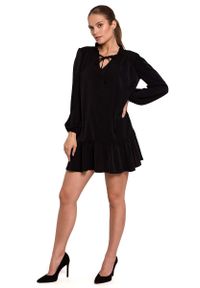 MOE - Luźna Mini Sukienka z Wiązaniem przy Dekolcie - Czarna. Kolor: czarny. Materiał: poliester, elastan. Długość: mini