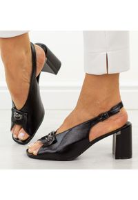 Czarne sandały damskie na słupku M.Daszyński 25112-1. Okazja: na co dzień. Kolor: czarny. Materiał: skóra. Wzór: aplikacja. Sezon: wiosna, lato. Obcas: na słupku. Styl: casual, elegancki, klasyczny, wizytowy #1