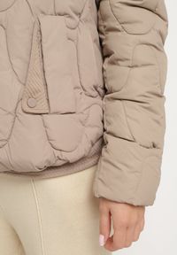 Born2be - Ciemnobeżowa Pikowana Kurtka z Materiałowym Kapturem i Kieszeniami Ravalynne. Okazja: na spacer, na co dzień. Kolor: beżowy. Materiał: materiał. Styl: klasyczny, casual, elegancki, sportowy #6