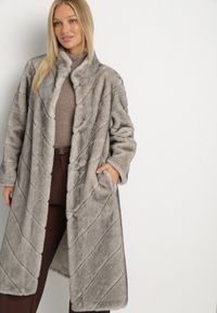 Born2be - Beżowy Długi Płaszcz Futerko z Ozdobnymi Przeszyciami i Stójką Zenima. Okazja: na co dzień. Typ kołnierza: kołnierzyk stójkowy. Kolor: beżowy. Materiał: futro. Długość: długie. Styl: klasyczny, casual, elegancki #4