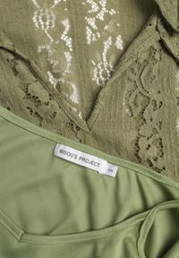 Born2be - Zielona Koronkowa Sukienka o Taliowanym Kroju z Wiązaniem przy Dekolcie Nevellirae. Okazja: na co dzień. Kolor: zielony. Materiał: koronka. Długość rękawa: na ramiączkach. Typ sukienki: proste. Styl: casual, elegancki, klasyczny #4