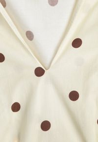 Renee - Żółta Bluzka Bawełniana w Groszki Oversize Jeniera. Okazja: na co dzień. Typ kołnierza: dekolt w serek. Kolor: żółty. Długość: krótkie. Wzór: grochy. Materiał: bawełna. Długość rękawa: krótki rękaw. Sezon: wiosna, lato. Styl: retro, casual #2