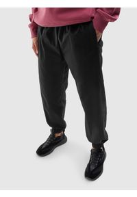 4f - Spodnie casual joggery męskie - czarne. Okazja: na co dzień. Kolor: czarny. Materiał: materiał, bawełna, syntetyk, elastan, tkanina. Styl: casual