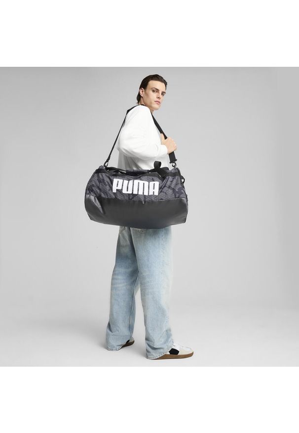Puma - Średnia torba sportowa Challenger z nadrukiem na całej powierzchni 58 l PUMA. Kolor: czarny. Wzór: nadruk. Sport: fitness