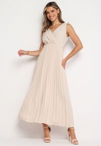 Born2be - Beżowa Plisowana Sukienka z Bawełną i Wiskozą o Rozkloszowanym Kroju z Gumką w Talii Xefia. Okazja: na co dzień, na spotkanie biznesowe. Kolor: beżowy. Materiał: bawełna, wiskoza. Sezon: wiosna, lato. Styl: casual, klasyczny, biznesowy #1