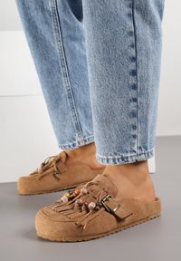 Born2be - Jasnobrązowe Klapki na Grubej Podeszwie z Frędzlami Klamrami i Koralikami Glysnell. Okazja: na co dzień, do pracy, na spacer. Kolor: brązowy. Materiał: jeans. Sezon: lato. Styl: casual, elegancki #1